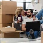 coppia che organizza un trasloco tra gli scatoloni