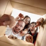famiglia felice che guarda all'interno di uno scatolone