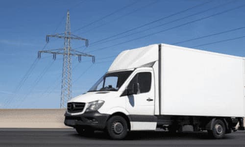 grande furgone bianco da trasloco su una strada