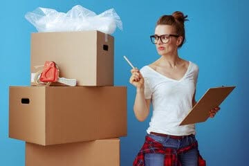 donna con sctoloni che organizza il trasloco