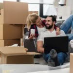 coppia che organizza un trasloco tra gli scatoloni