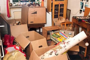 scatoloni e oggetti vari accatastati pronti per lo sgombero